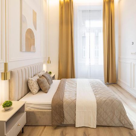 Exclusive & Prestigious Central Residence W/ Balcony Budapest Eksteriør bilde