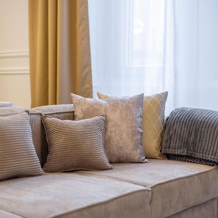 Exclusive & Prestigious Central Residence W/ Balcony Budapest Eksteriør bilde