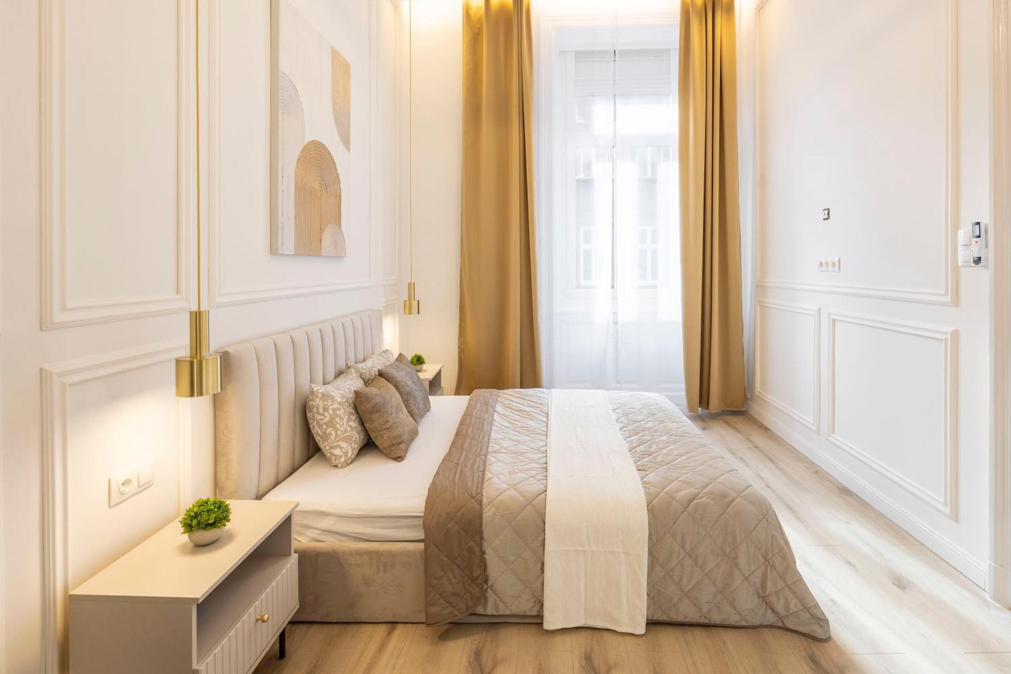 Exclusive & Prestigious Central Residence W/ Balcony Budapest Eksteriør bilde