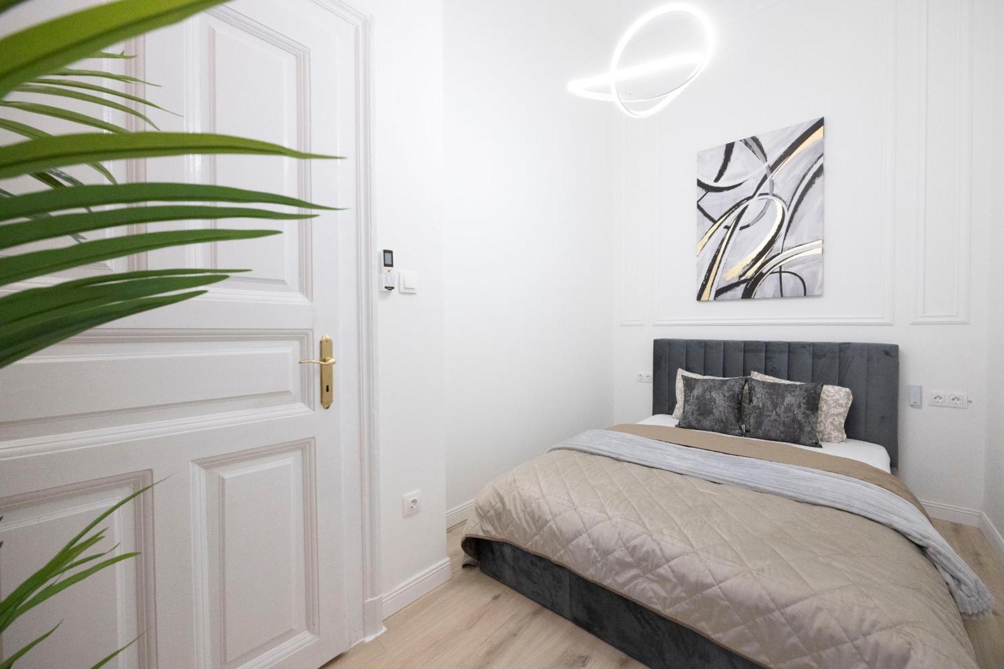 Exclusive & Prestigious Central Residence W/ Balcony Budapest Eksteriør bilde