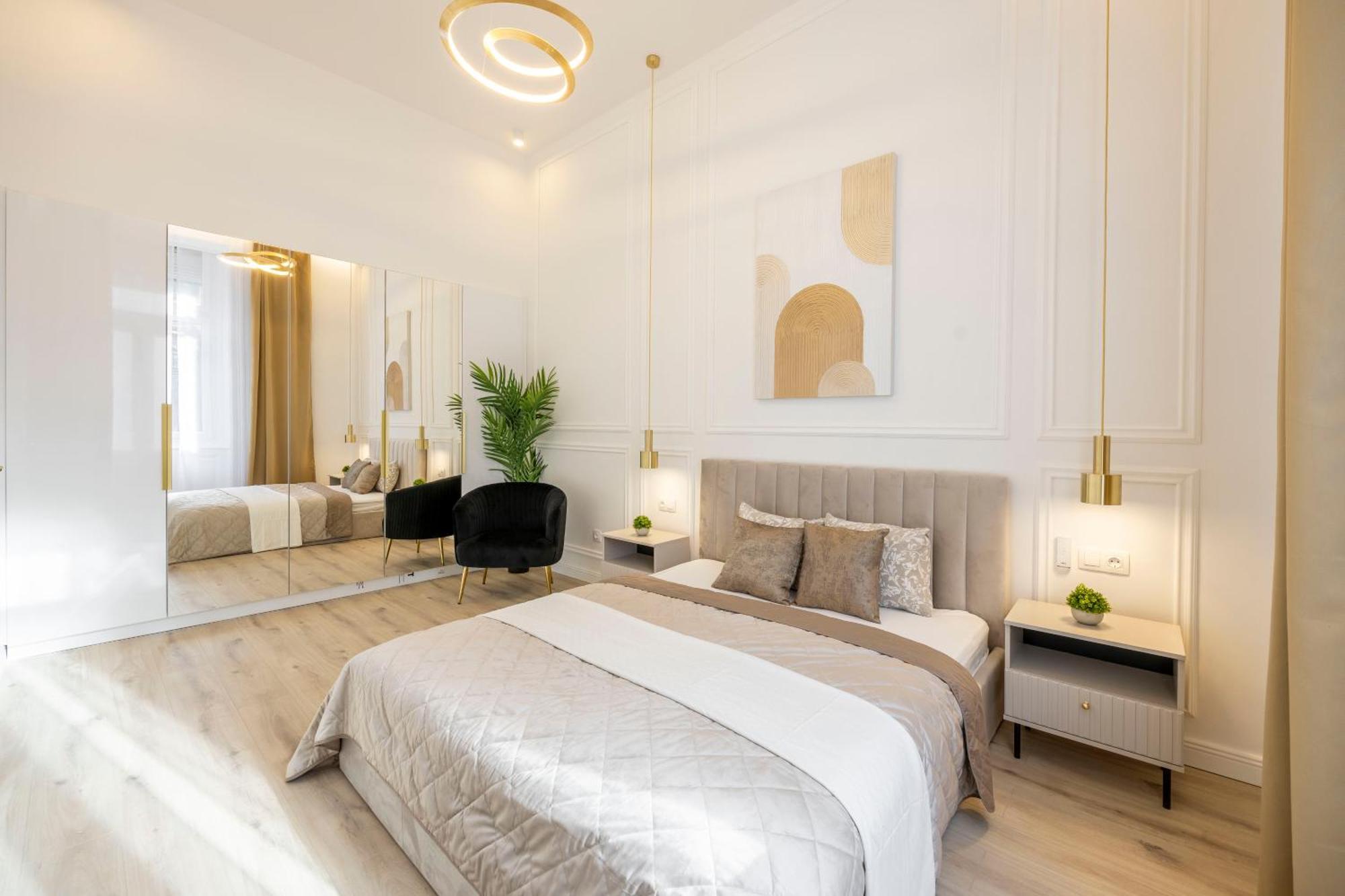 Exclusive & Prestigious Central Residence W/ Balcony Budapest Eksteriør bilde