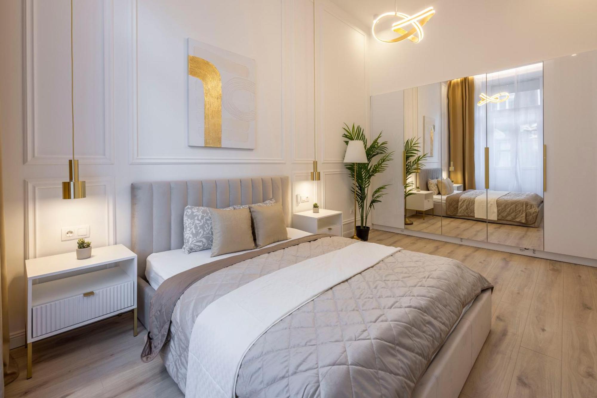 Exclusive & Prestigious Central Residence W/ Balcony Budapest Eksteriør bilde